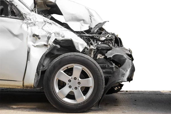 Die Front des weißen Autos, das durch einen Unfall auf dem Parkplatz beschädigt und aufgebrochen wurde, kann nicht mehr beschädigt werden. isoliert auf weißem Hintergrund. Kletterpfad — Stockfoto