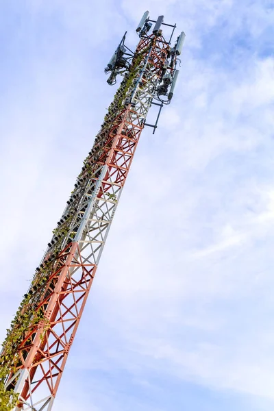 Mobiele telefoon communicatie en netwerksignaal repeater antenne toren met blauwe hemel achtergrond — Stockfoto
