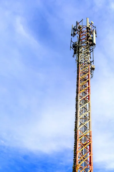 Mobiele telefoon communicatie en netwerksignaal repeater antenne toren met blauwe hemel achtergrond — Stockfoto