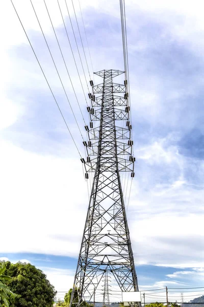 Hoogspanning elektrische transmissie ijzeren toren met hoogspannings stroomlijnen — Stockfoto