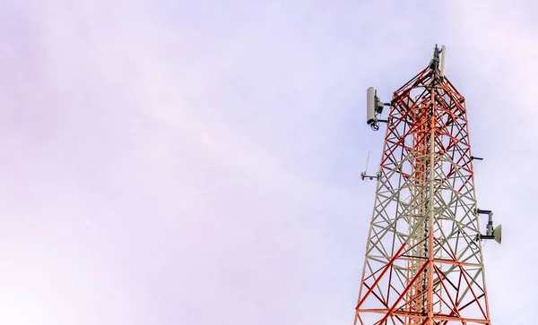 Mobiele telefoon communicatie en netwerksignaal repeater antenne toren met blauwe lucht achtergrond. Met Kopieer ruimte voor tekst of ontwerp — Stockfoto