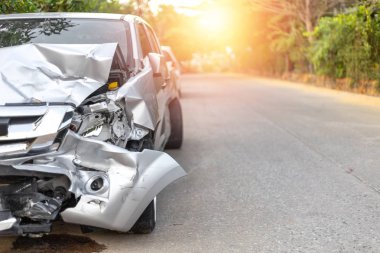 Açık gri renkli araba ön pick up büyük hasarlı ve sabah saatlerinde yolda kaza ile kırık sigorta memuru beklemek için daha fazla park sürücü olamaz. Metin veya tasarım için kopyalama alanı ile