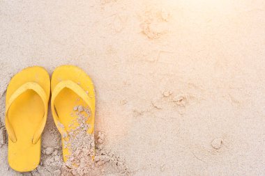 Sahilde yaz tatili sarı sandalet gün batımı var