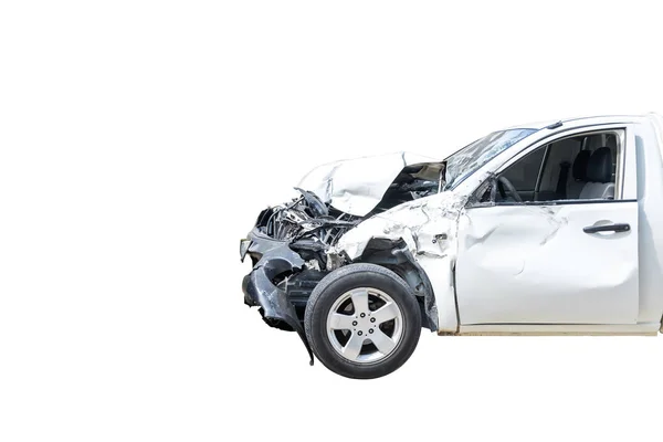 Ön tarafta ki beyaz renkli araç kaza sonucu hasar gören ve kırılan yol park yerinde artık araç kullanamıyor. Beyaz bakcground üzerinde izole. Kırpma yolu ile kaydet