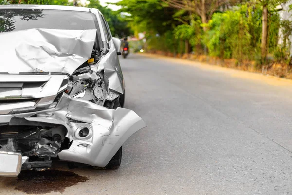 밝은 회색 자동차의 전면 큰 손상 및 도로 주차에 사고에 의해 깨진 더 이상 구동 할 수 없습니다. 텍스트 또는 데신에 대한 복사 공간 — 스톡 사진