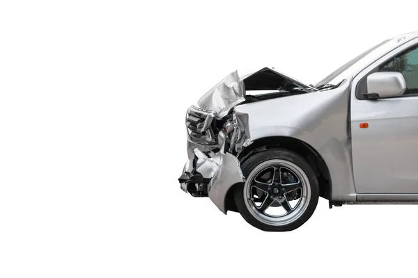 Açık gri renkli otomobilin ön tarafında hasar gören ve kaza sonucu kırılan yol park yeri artık kirleşemez. beyaz arka planda izole edin. Kesme yolu
