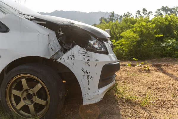 도로에 사고 공원에 의해 손상 및 파손 흰색 자동차의 전면은 더 이상 구동 할 수 없습니다. — 스톡 사진