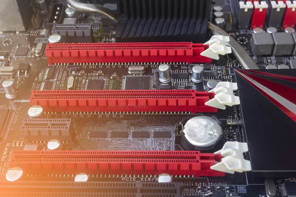 De PCI Express-sleuf rode kleur voor video grafische kaart VGA-kaart op computer moederbord — Stockfoto