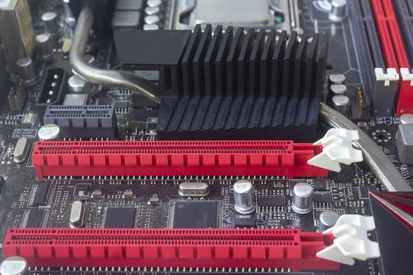 El Pci Express ranura de color rojo para la tarjeta gráfica de vídeo tarjeta VGA en la placa base de la computadora — Foto de Stock
