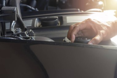 Araba tamir servisi, El adam kontrol su seviyesi 