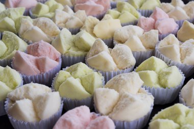 renkli Tay tatlısı Tay buğulanmış cupcakes veya kek pamuk yün ahşap masada kağıt bardak