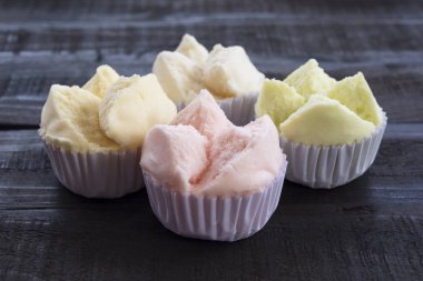 renkli Tay tatlısı Tay buğulanmış cupcakes veya kek pamuk yün ahşap masada kağıt bardak