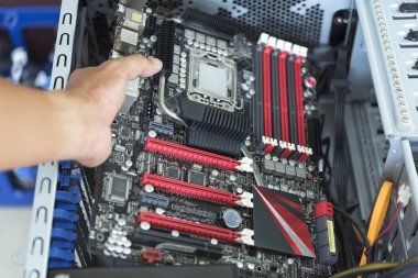 Kabloile Atx bilgisayar kasasına Cpu ile anakart koymak El