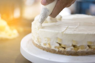 Kadın el kremalı pasta çanta dekorasyon