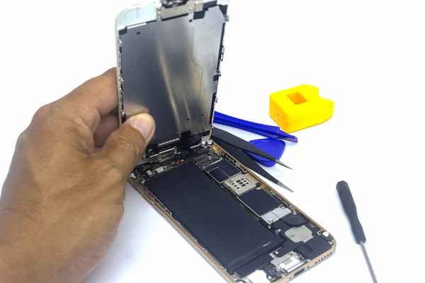 Mão Homem Reparar Smartphone Com Ferramentas Isolar Danos Smartphone Precisa — Fotografia de Stock