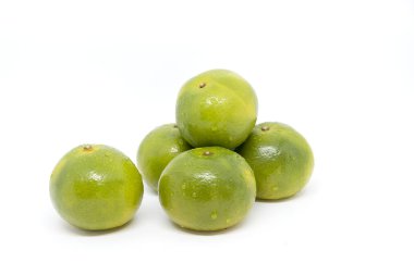 Beyaz arkaplanda portakal meyvesi izole