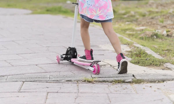 Kind meisje op een scooter — Stockfoto