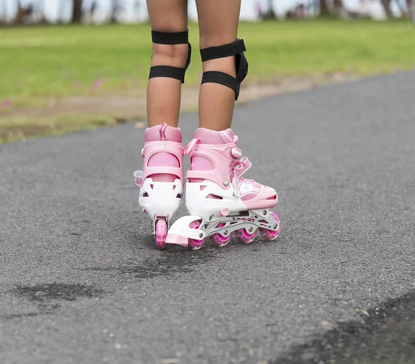 Klein meisje met inline skates in Park — Stockfoto
