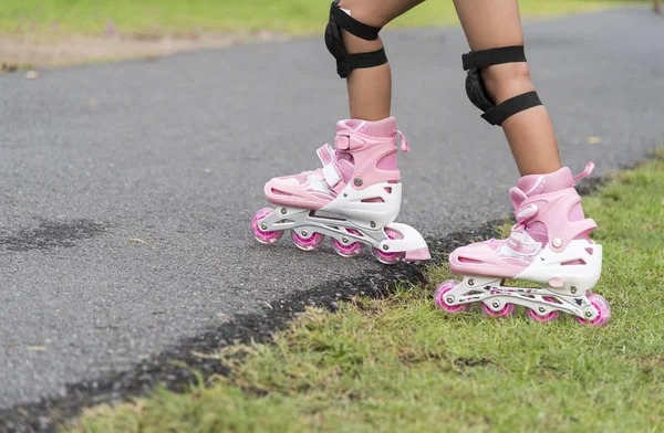 Klein meisje met inline skates in Park — Stockfoto