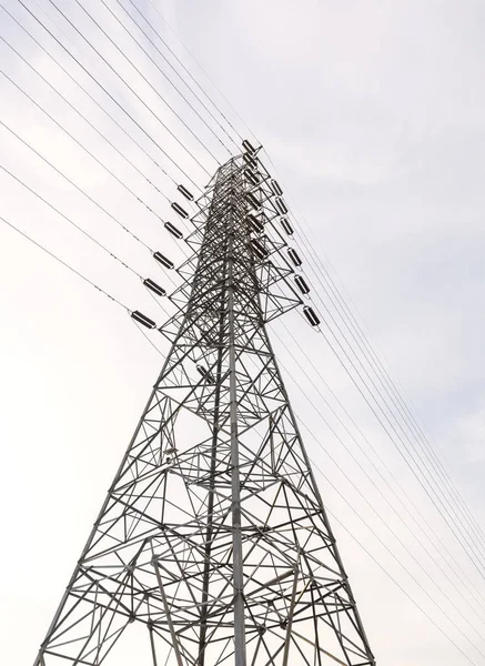 Hoogspanning elektrische transmissie ijzeren toren met hoogspannings stroomlijnen — Stockfoto