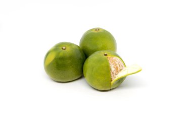 Beyaz arkaplanda portakal meyvesi izole