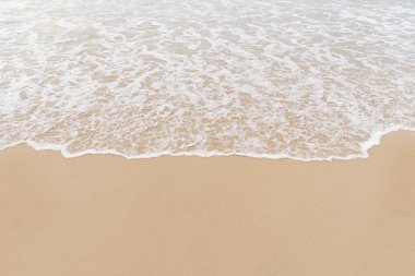 Plaja yumuşak dalga