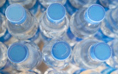 su şişeleri satırları