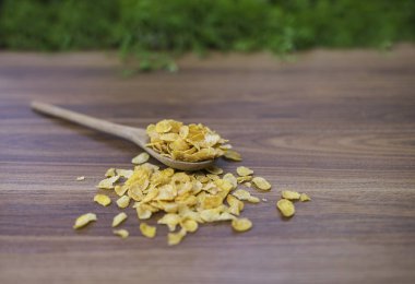 Ahşap masada mısır gevreği