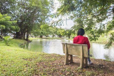 Bahçede tek başına oturan kız