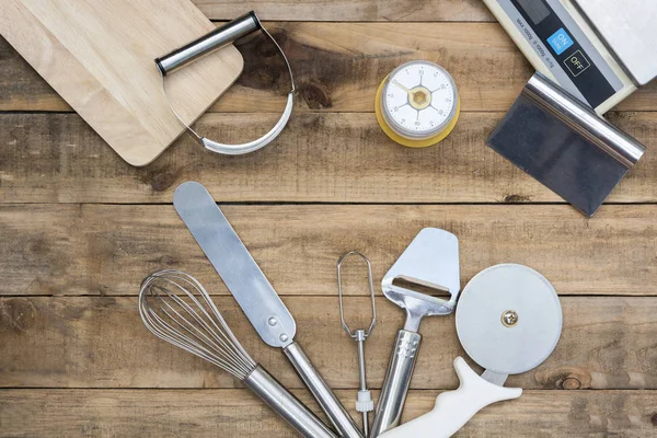 Back- und Kochwerkzeuge mit Küchenzeituhr, Waage auf Holztisch — Stockfoto