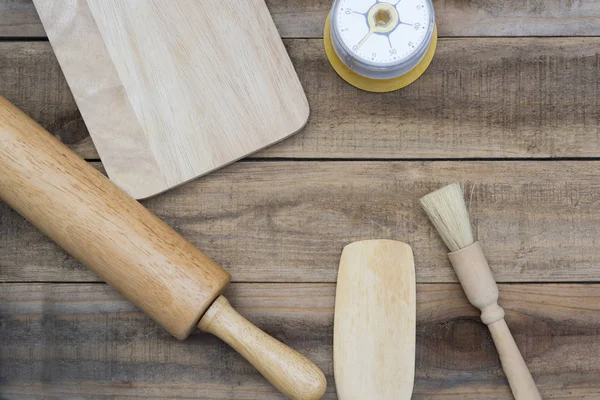 Back- und Kochwerkzeuge mit Küchentier auf Holztisch — Stockfoto