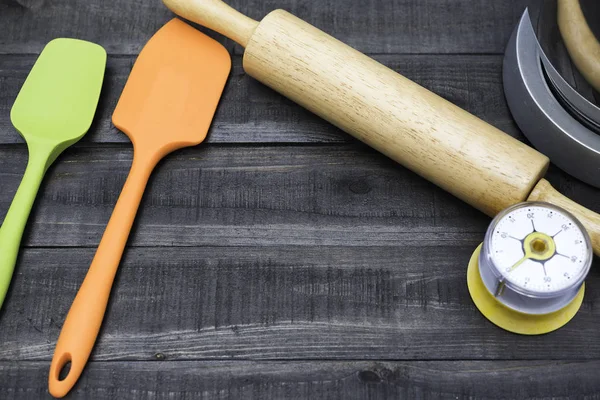 Back- und Kochgeräte mit Küchenzeitmessung auf Holztisch — Stockfoto