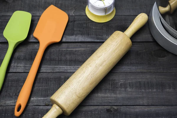 Back- und Kochgeräte mit Küchenzeitmessung auf Holztisch — Stockfoto