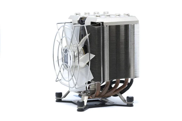 Refroidisseur ventilateur CPU avec dissipateur thermique et câble, isolé sur fond blanc — Photo