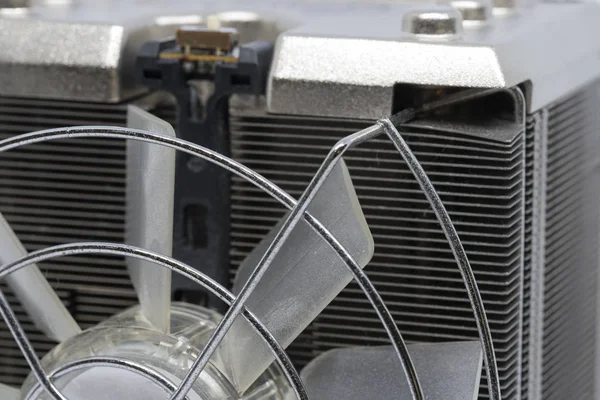 Закрыть вентилятор охлаждения процессора с алюминиевым радиатором — стоковое фото