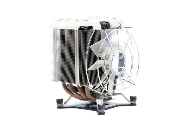 Вентилятор процессора охладителя с радиатором и кабелем, изолированный на белом фоне — стоковое фото