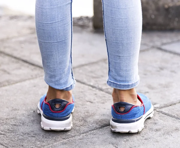 Jeans fille jambe bleue et chaussure bleue — Photo