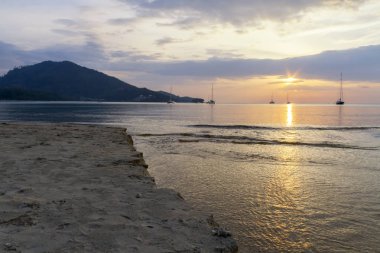 Phuket Tayland sahilde güzel gün batımı
