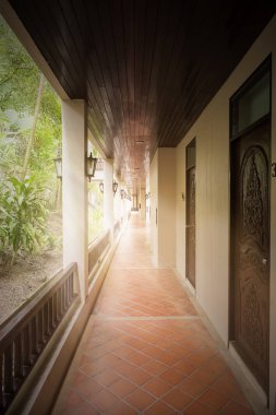 Sabah otelde ki odaya yürürken güneş ışığı ve sis