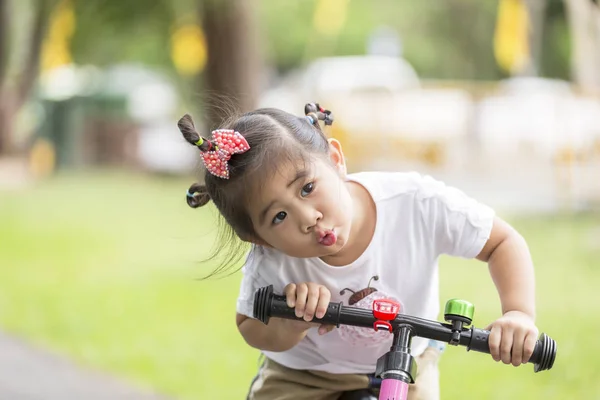 小女孩骑自行车在公园 — 图库照片