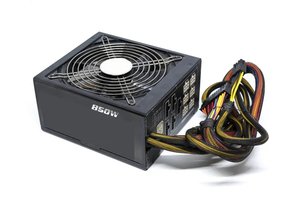 Kablo ve anahtar I O ile 850w Güç besleme ünitesi, tam Atx Tower durumda Pc için siyah renk beyaz arka plan üzerinde ioslated serin için büyük bir fan var — Stok fotoğraf