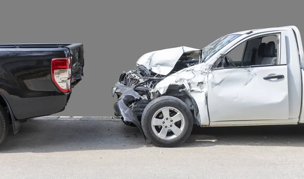 Voorste witte kleur Pack up auto crash met achterzijde zwarte kleur auto beschadigd raken door een ongeval op de weg. Opslaan met uitknippad. — Stockfoto