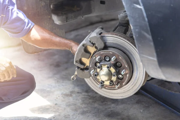 Ulaşım konsepti. El mekanik onarım fren diski için mola kaliper tutun . 