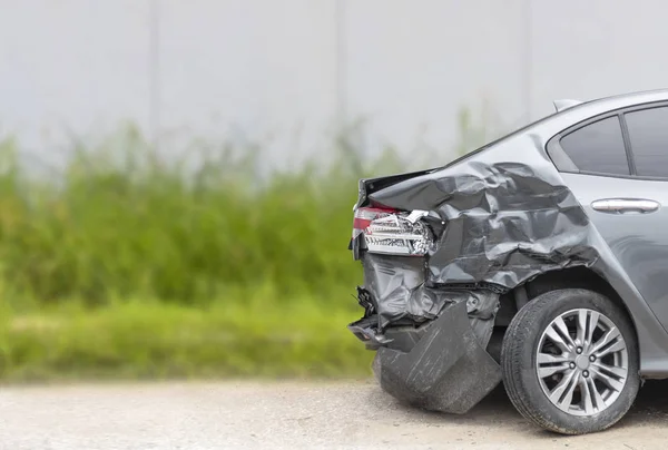 Parte posterior del coche de color gris dañado y roto por accidente en el aparcamiento de la carretera no puede ensuciar más . —  Fotos de Stock