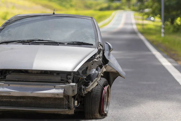 회색 색 자동차의 전면큰 손상 및 도로 주차에 사고에 의해 깨진 더 이상 구동 할 수 없습니다. 텍스트 또는 디자인을 위한 복사 공간 — 스톡 사진