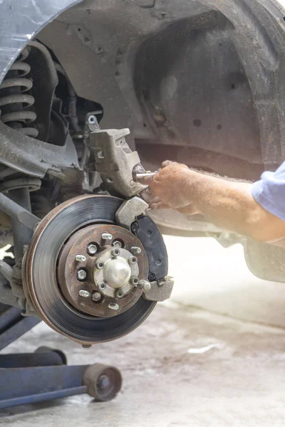 Ulaşım konsepti. El mekanik tamir fren diski. Yeni mola defterini değiştirin. Disk kırmak için hareket odağı ve odak.