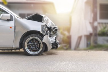 Açık gri renkli otomobilin ön kısmı yolda kaza sonucu hasar gördü ve kırıldı. Metin veya tasarım için kopyalama alanı ile. Kliple yol ile kaydet.