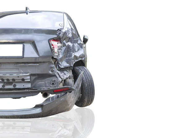 Die hintere Seite des grauen Autos, das durch einen Unfall auf dem Parkplatz beschädigt und beschädigt wurde, kann nicht mehr repariert werden. isoliert auf weißem Hintergrund. Speichern mit Clipping-Pfad — Stockfoto