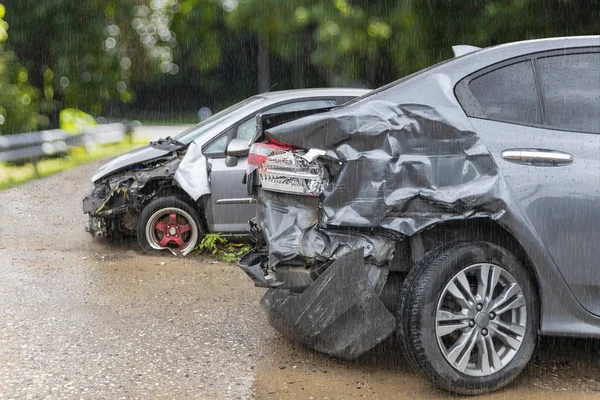 Eső nap előtt világosszürke színes autóbalesetben hátsó oldalán szürke színű autó 2 autó sérült, és törött a baleset a közúti parkolás nem dirve többé. — Stock Fotó
