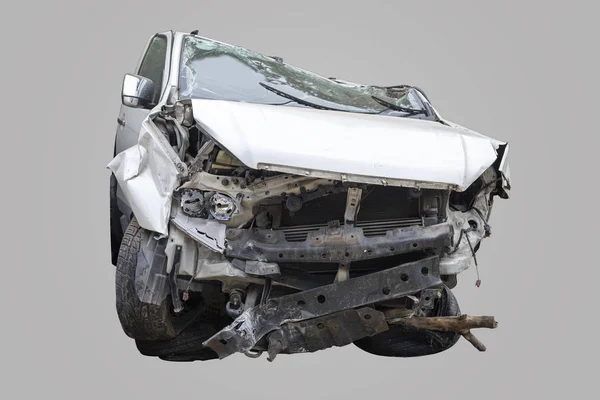 Білий колір автомобіля пошкоджений і зламаний випадково. Ізольовані на сірому фоні. Зберегти за допомогою відсікаючого контуру — стокове фото
